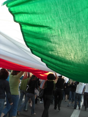 Iranian_flag_during_green_movement_Demonstration